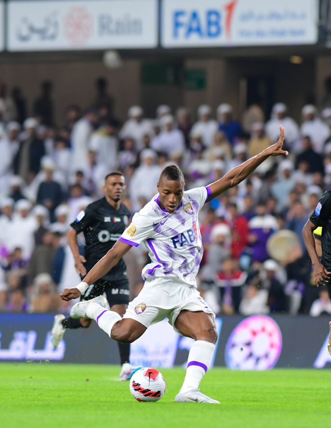 العين يقلب الطاولة على الجزيرة بقمة الجولة 16 من الدوري الإماراتي العين يقلب الطاولة على الجزيرة بقمة الجولة 16 من الدوري الإماراتي