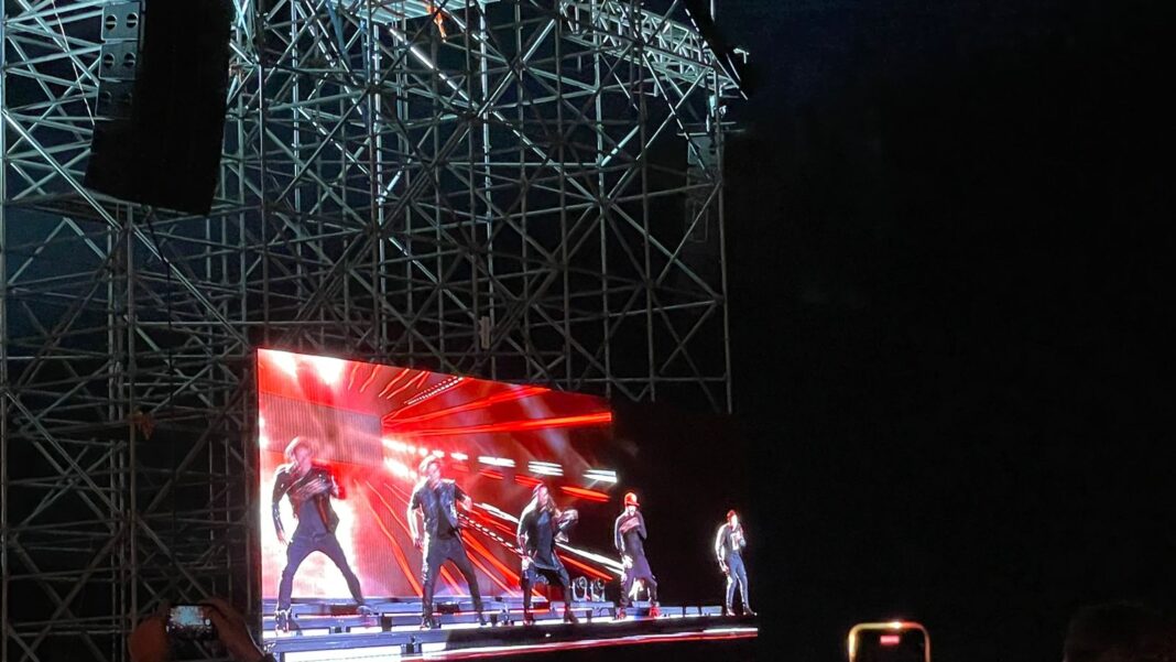 عضو فرقة Backstreet Boys يشكر الحضور باللغة العربية مع بداية الحفل عضو فرقة Backstreet Boys يشكر الحضور باللغة العربية مع بداية الحفل