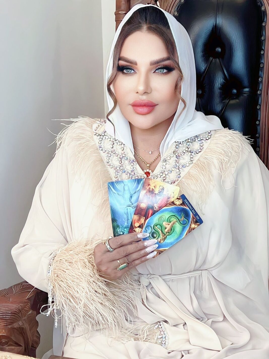 اريج البندري عالمة الفلك والتاروت الاولى اريج البندري عالمة الفلك والتاروت الاولى