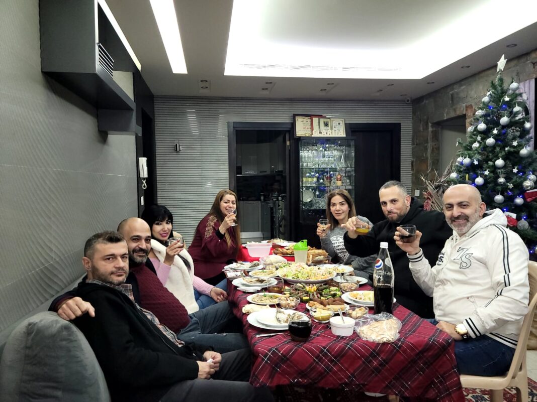 النجوم في دعوة على العشاء داخل منزل فادي الحاج النجوم في دعوة على العشاء داخل منزل فادي الحاج