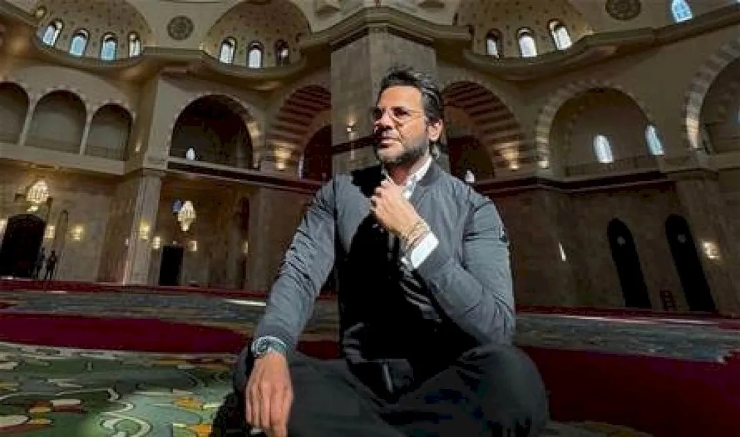 أطل من داخل مسجد في الامارات.. إعلامي لبناني يُثير الجدل.. هل اعتنق الإسلام؟ أطل من داخل مسجد في الامارات.. إعلامي لبناني يُثير الجدل.. هل اعتنق الإسلام؟