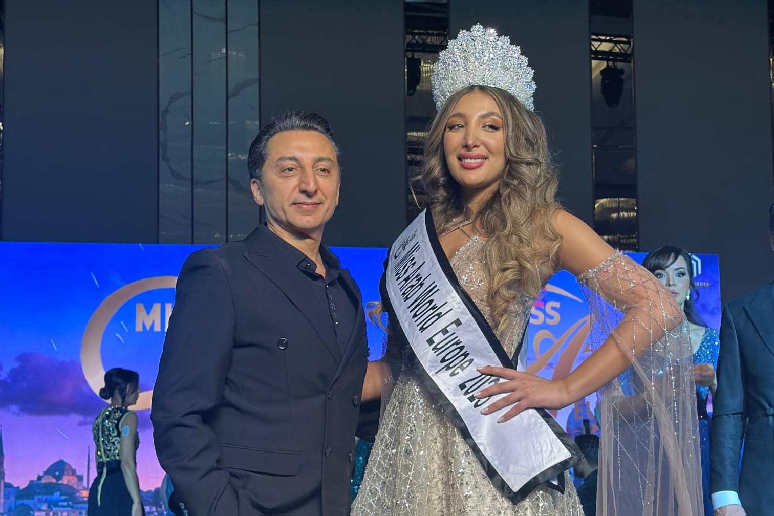 المصمم اللبناني العالمي ماهر غلاييني عضو لجنة تحكيم Miss arab World europe والملكات يتألقن من تصاميمه المصمم اللبناني العالمي ماهر غلاييني عضو لجنة تحكيم Miss arab World europe والملكات يتألقن من تصاميمه