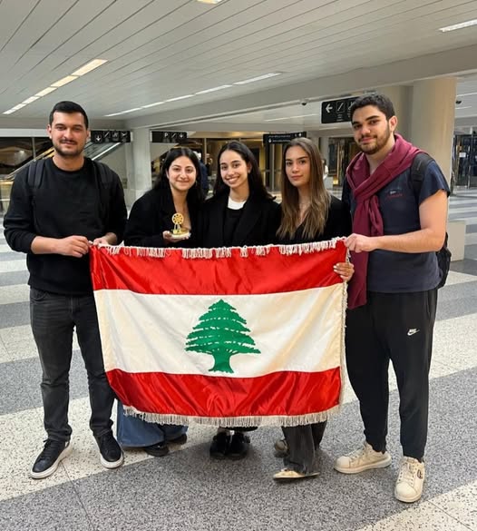 جامعة القديس يوسف تحصد جائزة دولية في مسابقة Vis Moot والمحامية سهى الأسعد تبارك لابنتها ليا ولفريق الجامعة جامعة القديس يوسف تحصد جائزة دولية في مسابقة Vis Moot والمحامية سهى الأسعد تبارك لابنتها ليا ولفريق الجامعة