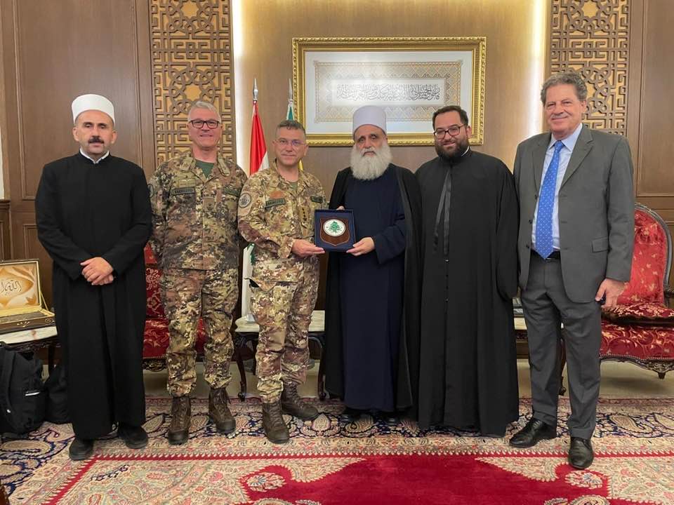 الكولونيل الإيطالي كورتوني يكرّم سماحة شيخ عقل طائفة الموحدين الدروز بدرع الصداقة والتقدير الكولونيل الإيطالي كورتوني يكرّم سماحة شيخ عقل طائفة الموحدين الدروز بدرع الصداقة والتقدير
