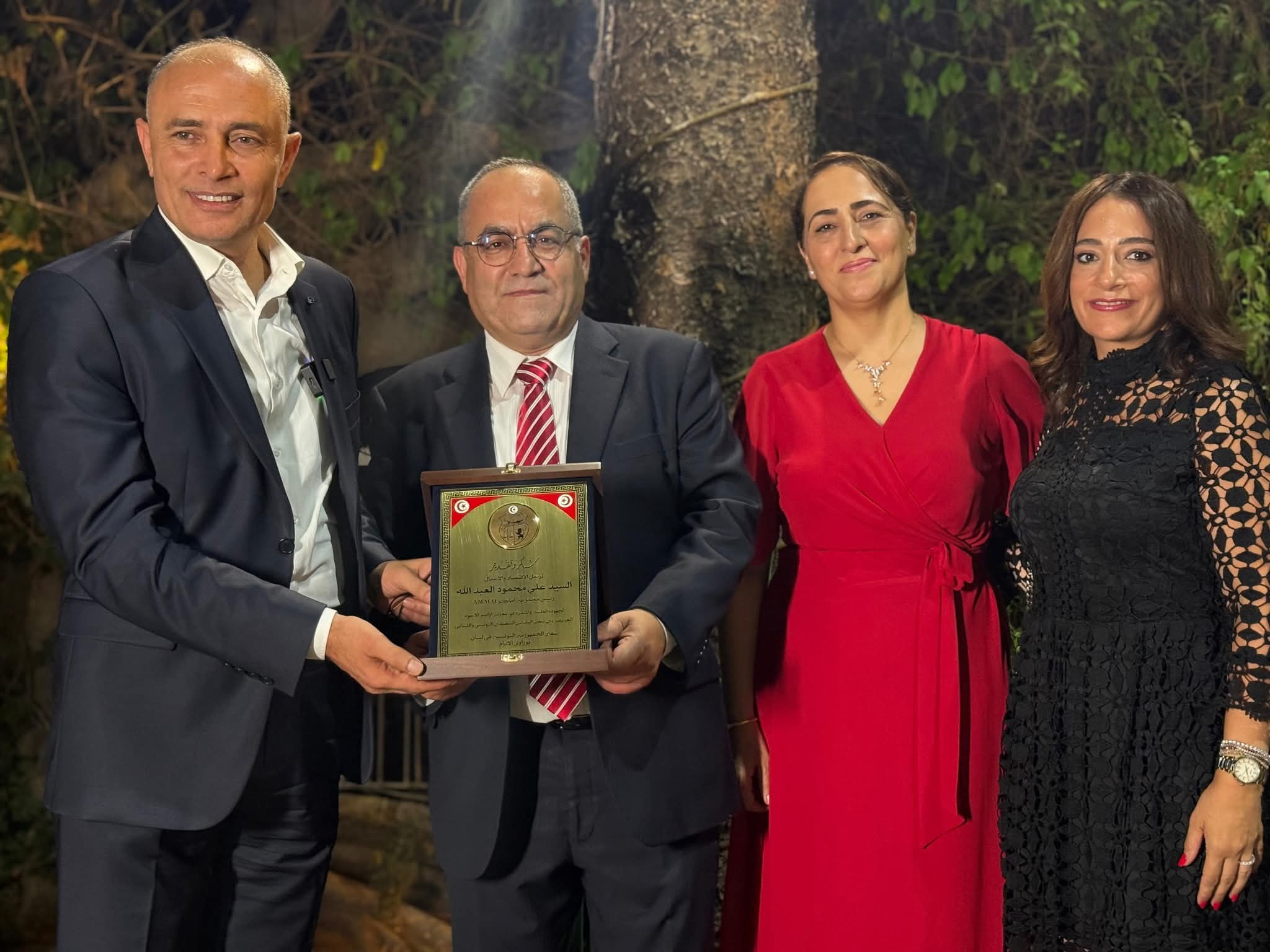 السفير التونسي بوراوي الإمام يكرّمرئيس مجموعة “أماكو” علي محمود العبد الله السفير التونسي بوراوي الإمام يكرّمرئيس مجموعة “أماكو” علي محمود العبد الله