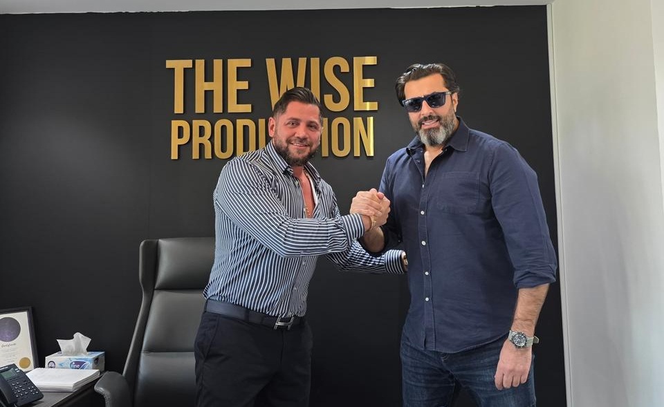 “باسم ياخور ينضم إلى مسلسل «كذبة سودا» من إنتاج The Wise Production للمنتج مجد جعجع” “باسم ياخور ينضم إلى مسلسل «كذبة سودا» من إنتاج The Wise Production للمنتج مجد جعجع”