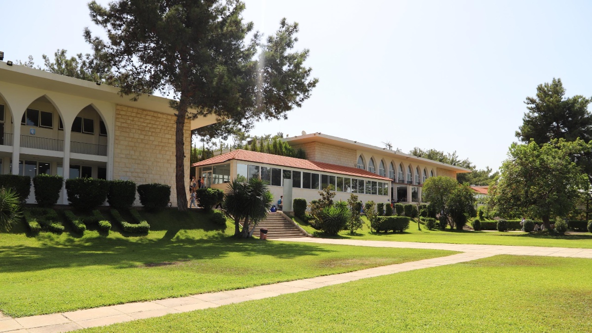 جامعة رفيق الحريري تنظم ندوة حول” دمج الأخلاق والقيم الروحية في التعليم” في 20 الحالي جامعة رفيق الحريري تنظم ندوة حول” دمج الأخلاق والقيم الروحية في التعليم” في 20 الحالي