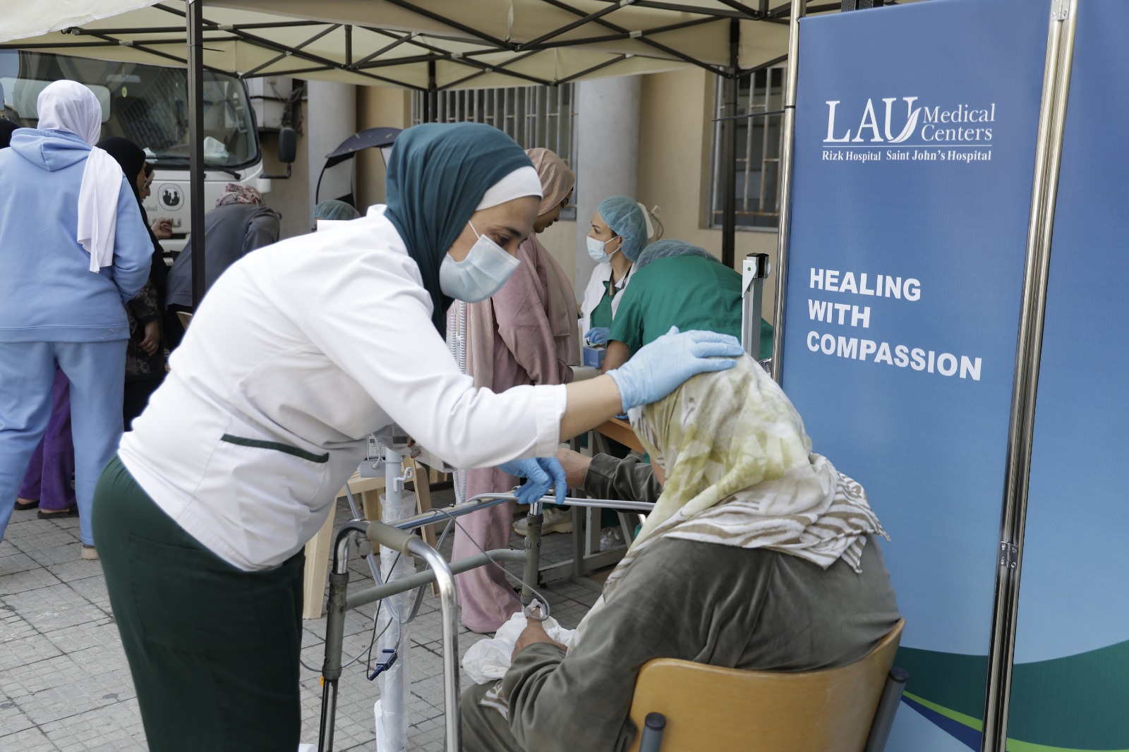 العيادة المتنقلة للجامعة اللبنانية الأميركية: التزام مستمر بتلبية احتياجات النازحين ضمن “الإغاثة الطارئة للبنان” العيادة المتنقلة للجامعة اللبنانية الأميركية: التزام مستمر بتلبية احتياجات النازحين ضمن “الإغاثة الطارئة للبنان”