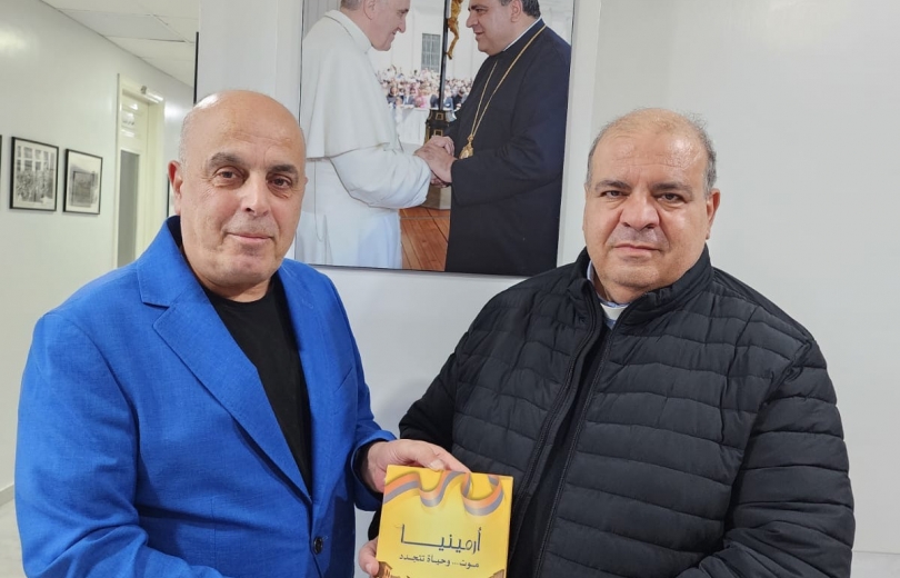 نقولا ابو فيصل يقدم كتابه ” ارمينيا : موت… وحياة تتجدد” الى المطران ابراهيم.