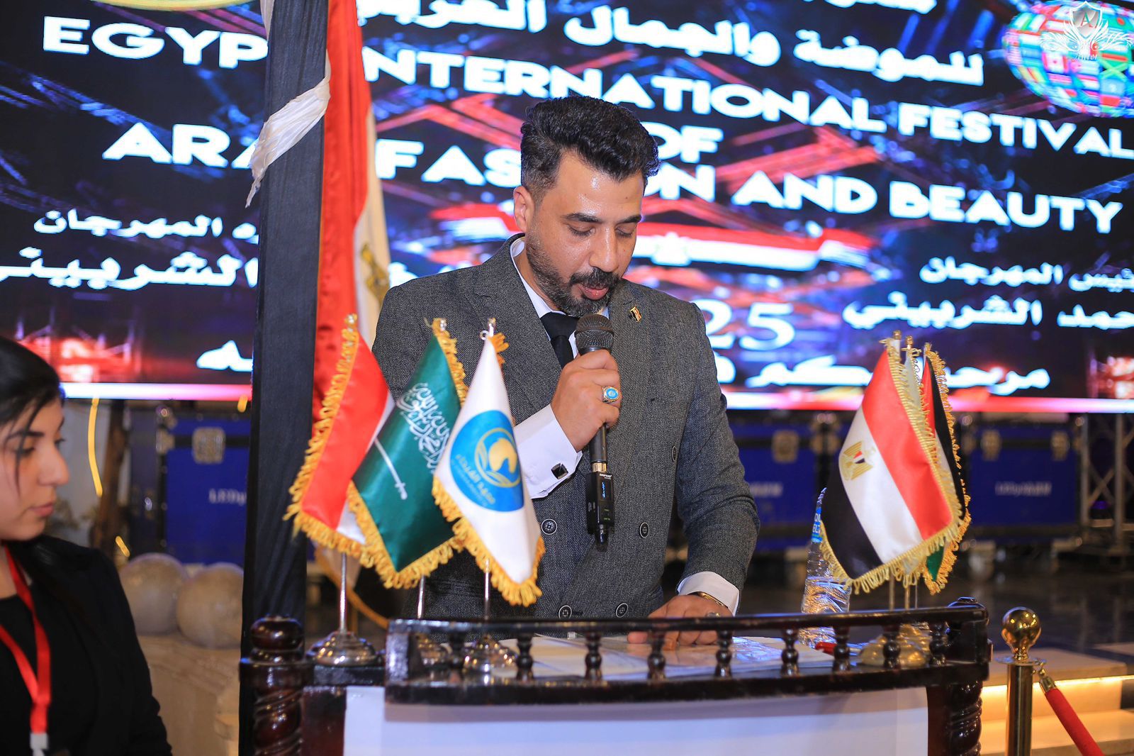 خبير التجميل أحمد الشربيني يدعو لتقنين وتنظيم قطاع “تصفيف الشعر” بدلاً من الهجوم على العاملين فيه خبير التجميل أحمد الشربيني يدعو لتقنين وتنظيم قطاع “تصفيف الشعر” بدلاً من الهجوم على العاملين فيه