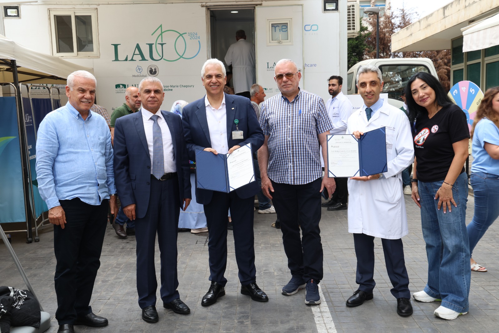 في اليوم العالمي للامتناع عن التدخين: العيادة النقّالة للجامعة اللبنانية الأميركية تقدّم فحوصات وقائية وتوعوية في مبنى وزارة الصحة في اليوم العالمي للامتناع عن التدخين: العيادة النقّالة للجامعة اللبنانية الأميركية تقدّم فحوصات وقائية وتوعوية في مبنى وزارة الصحة