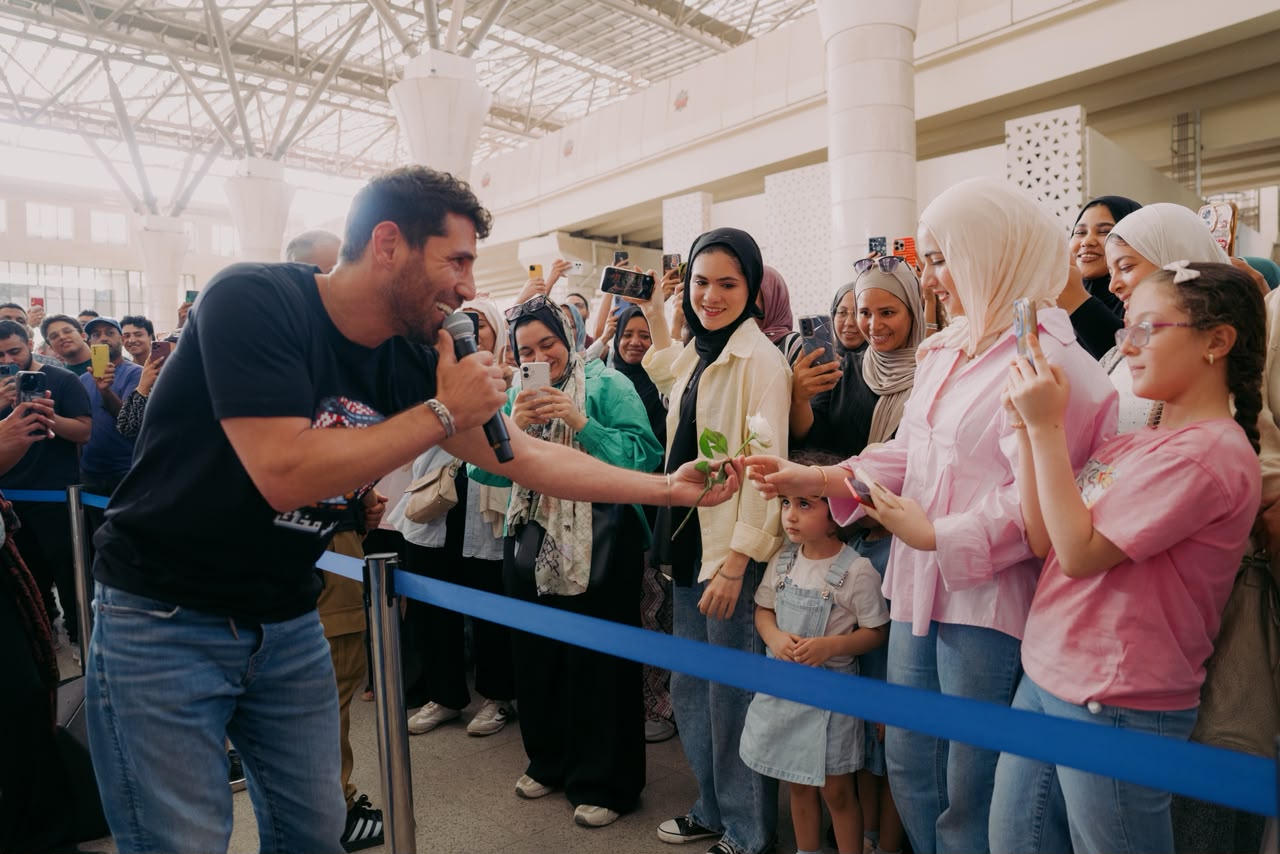 بعد تريند “بوكيه ورد”.. عزيز مرقة يفاجئي ركاب المترو بحفلة غنائية تفاعلية بعد تريند “بوكيه ورد”.. عزيز مرقة يفاجئي ركاب المترو بحفلة غنائية تفاعلية