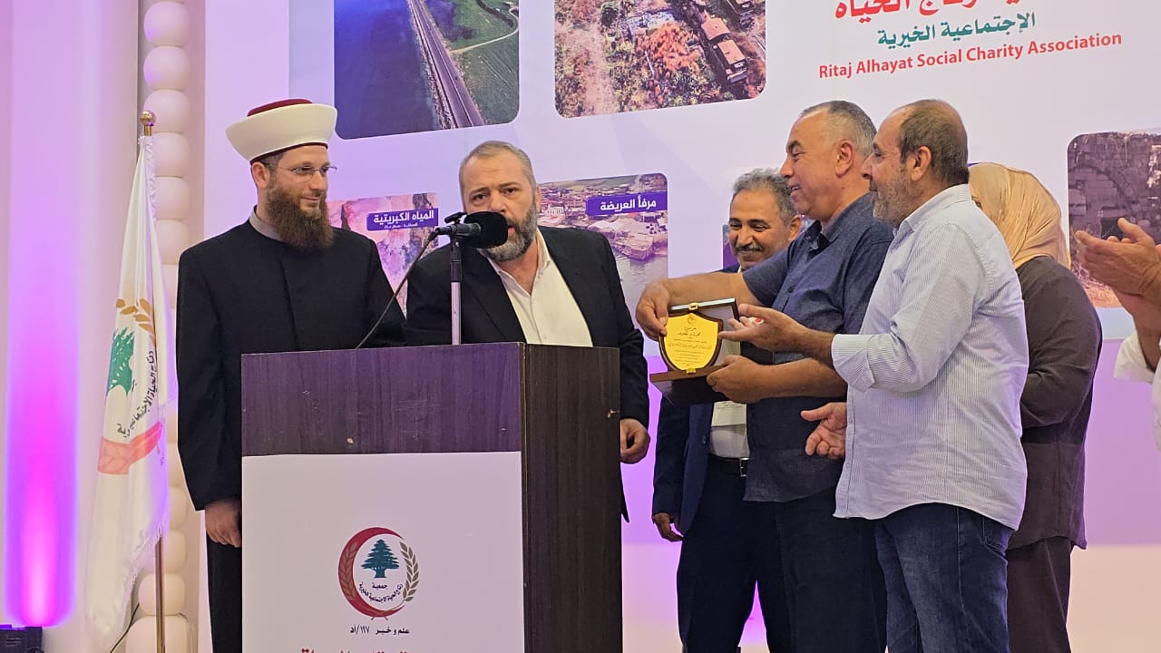 الكردي ممثلًا محافظ عكار: تكريم رؤساء اتحادات البلديات ورئيس بلدية المقيطع في مهرجان إنمائي بعكار الكردي ممثلًا محافظ عكار: تكريم رؤساء اتحادات البلديات ورئيس بلدية المقيطع في مهرجان إنمائي بعكار