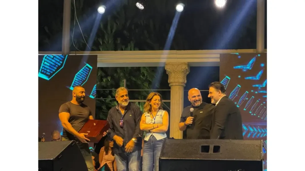 ملحم زين يتألق في حفل جماهيري بقاعي ورئيس بلدية شتورة يقدم له درعا تقديرية ملحم زين يتألق في حفل جماهيري بقاعي ورئيس بلدية شتورة يقدم له درعا تقديرية
