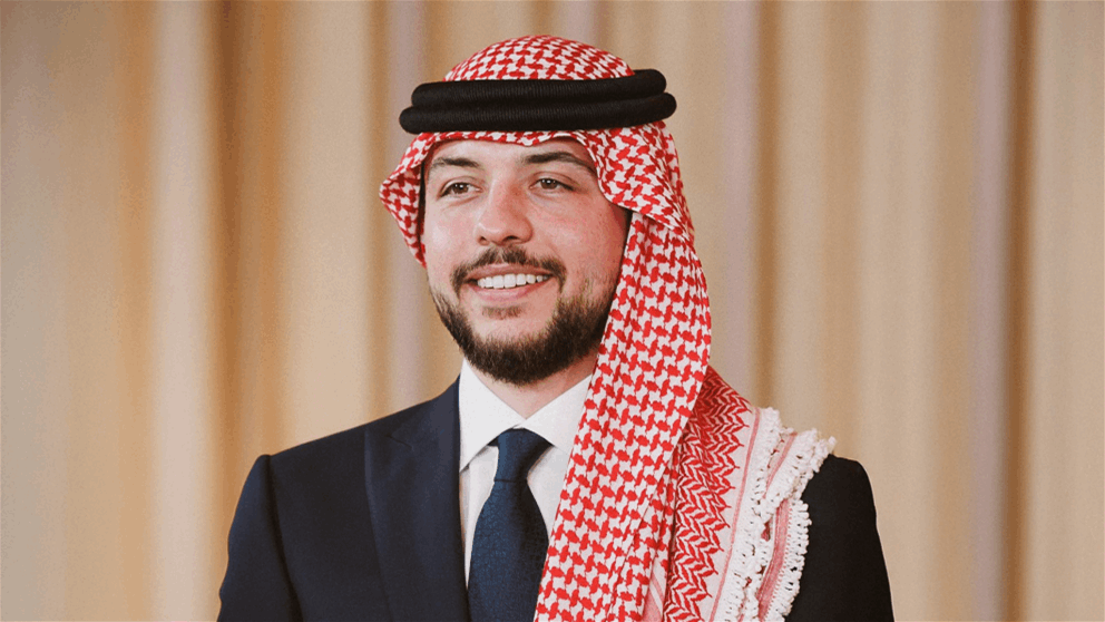 الأمير الحسين يشارك لحظات عائلية مع ابنته إيمان داخل المسجد الأمير الحسين يشارك لحظات عائلية مع ابنته إيمان داخل المسجد