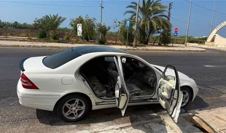 احتراق سيارة بالكامل على أوتوستراد المنية بسبب ماس كهربائي