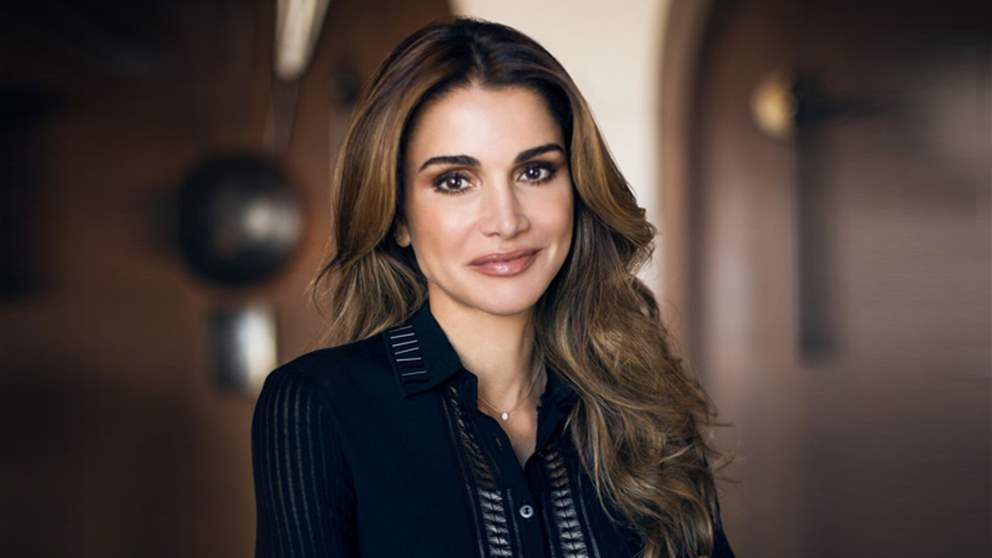 ظهور عفوي للملكة رانيا مع صديقاتها في عمّان بعد فرحتها بحفيدتيها التوأم ظهور عفوي للملكة رانيا مع صديقاتها في عمّان بعد فرحتها بحفيدتيها التوأم