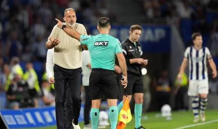 جدل واسع في الملاعب بسبب «قاعدة الـ60 ثانية».. ضغوط إضافية على الحكام واللاعبين جدل واسع في الملاعب بسبب «قاعدة الـ60 ثانية».. ضغوط إضافية على الحكام واللاعبين