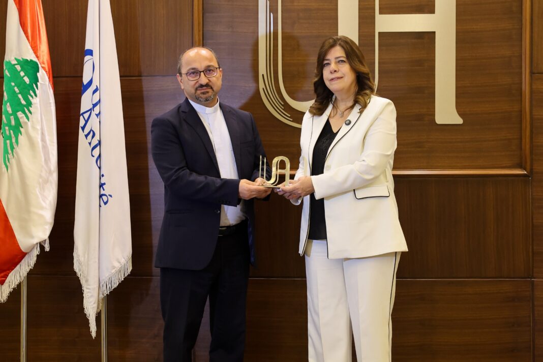 ندوة في الجامعة الأنطونية ضمن “الأسبوع الرياضي”وزيرة الشباب والرياضة: لجعل النشاط البدني جزءاً من الحياة اليومية في المدارس والجامعاتالسغبيني: نؤمن بأن الجامعة ليست فقط مكانًا للمعرفة والتعليم، بل هي مساحة لخدمة الإنسان والمجتمع ندوة في الجامعة الأنطونية ضمن “الأسبوع الرياضي”وزيرة الشباب والرياضة: لجعل النشاط البدني جزءاً من الحياة اليومية في المدارس والجامعاتالسغبيني: نؤمن بأن الجامعة ليست فقط مكانًا للمعرفة والتعليم، بل هي مساحة لخدمة الإنسان والمجتمع