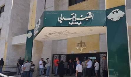 انتقاماً لشقيقه.. رجل يقتل متهماً بجريمة قتل داخل محكمة في اللاذقية انتقاماً لشقيقه.. رجل يقتل متهماً بجريمة قتل داخل محكمة في اللاذقية