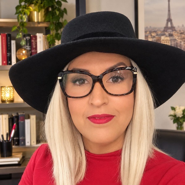 نزهة عزيزي: «شهقة نهد» ليست رواية عن الإثارة، بل عن الجسد حين يتألمالروائية الجزائرية المقيمة في فرنسا تروي لـ”النشرة الدولية” قصة رواية وُلدت في الحجر الصحي، ورُفض عنوانها قبل أن يُقرأ نصها، ثم وجدت طريقها إلى القارئ من باريس. نزهة عزيزي: «شهقة نهد» ليست رواية عن الإثارة، بل عن الجسد حين يتألمالروائية الجزائرية المقيمة في فرنسا تروي لـ”النشرة الدولية” قصة رواية وُلدت في الحجر الصحي، ورُفض عنوانها قبل أن يُقرأ نصها، ثم وجدت طريقها إلى القارئ من باريس.
