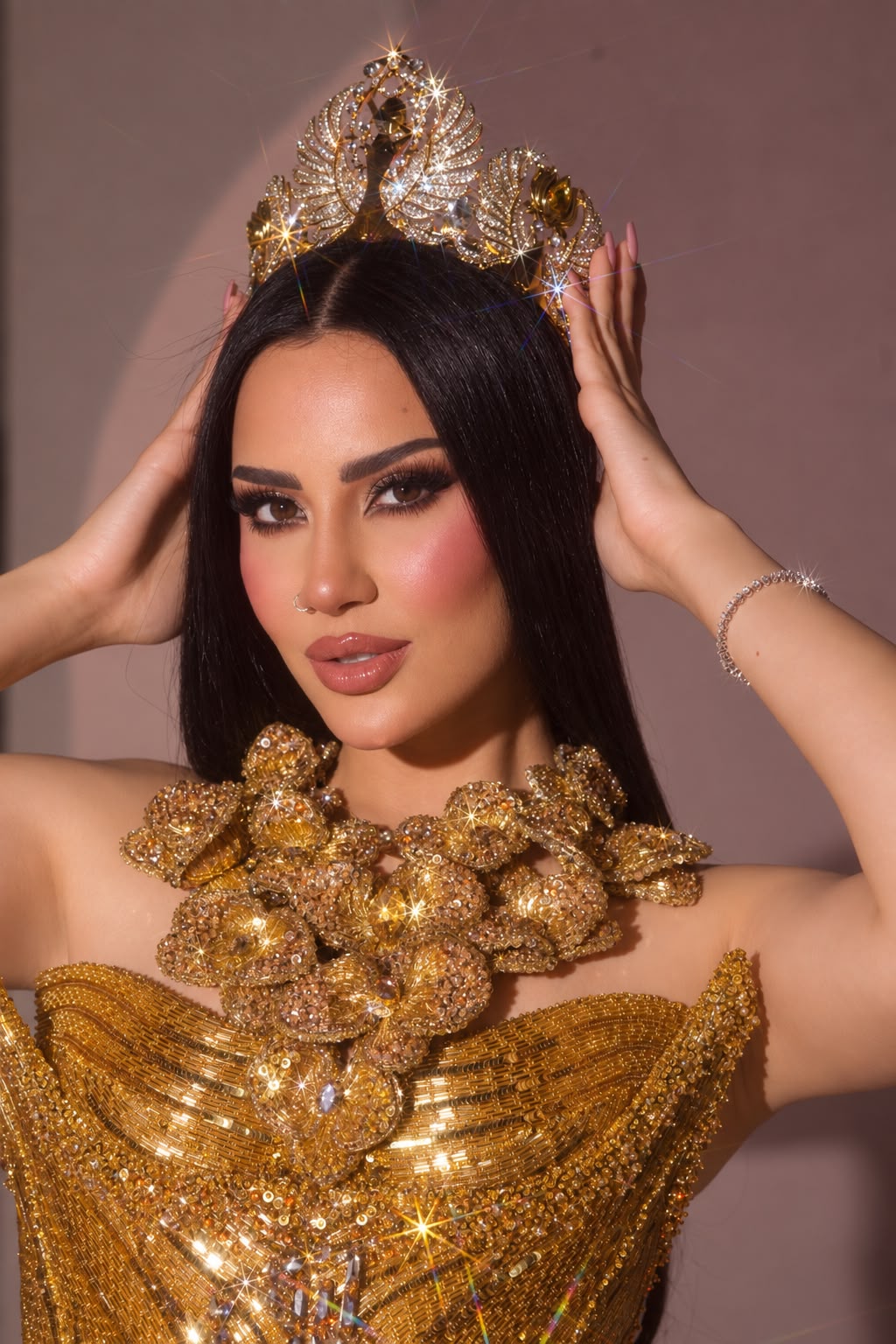 استعدادًا لتمثيل مصر عالميًا.. سما كامل بإطلالة ملكية ذهبية وفستان يتخطى المليون دولار استعدادًا لتمثيل مصر عالميًا.. سما كامل بإطلالة ملكية ذهبية وفستان يتخطى المليون دولار