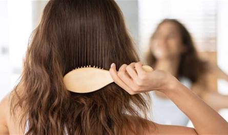 تمشيط الشعر المبلل.. متى يصبح مضراً؟ تمشيط الشعر المبلل.. متى يصبح مضراً؟