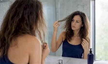 هل يبدو شعرك دهنياً رغم غسله؟ إليك السبب هل يبدو شعرك دهنياً رغم غسله؟ إليك السبب