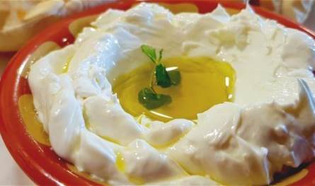 وزير الاقتصاد يعيد السماح بتداول لبنة «مزارع زمان» بعد تعليقها سابقاً وزير الاقتصاد يعيد السماح بتداول لبنة «مزارع زمان» بعد تعليقها سابقاً